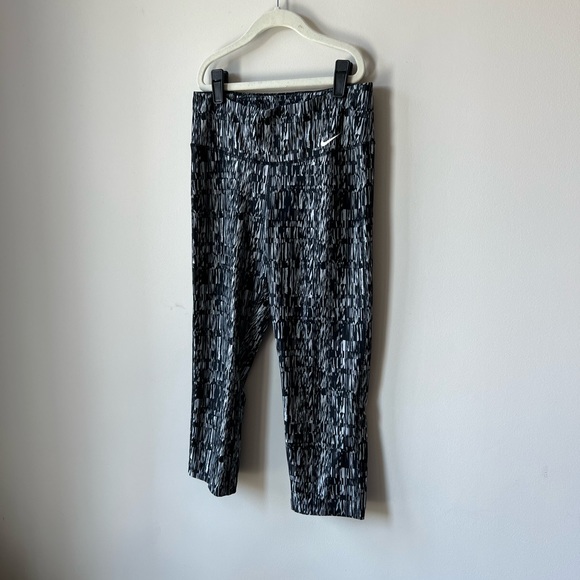 Nike Patterned Capri Leggings - Picture 2 of 7